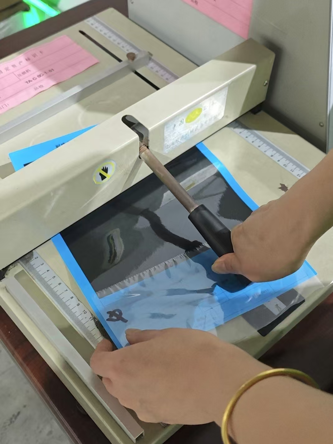 Proses inspeksi film Laminasi termal minangka cara sing penting kanggo njamin jaminan lan stabilitas kualitas.